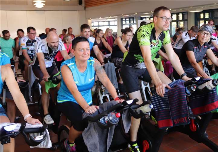 Teilnehmer des Indoor Cycling Marathons in Polch.Foto: Caritas Werkstätten