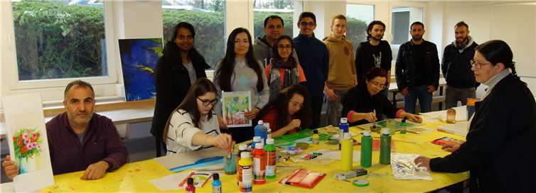 Teilnehmer des Kunsttreffs mit der Kursleiterin Marlene Quabeck (rechts) und der Integrationsbeauftragten Dilorom Jacka (Vierte von links) beim Tag der offenen Tür.privat