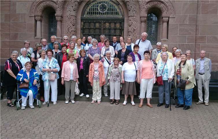 Teilnehmer des Tagesausflugs vor der Erlöserkirche Gerolstein.privat