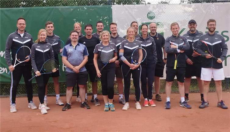 Teilnehmer des Turniers (von links nach rechts): Michael Stephani, Christina Stephani, Paul Münch, Dennis Wallrich, Monika Martini, Benjamin Geilen, Stefan Martini, Sandra Münch, Lukas Schwall, Irene Groß, Thomas Münch, Andrea Martini, Christian Walgenbach, Robin Hilicke, Bernd Fuhrmann, Alex Groß. Foto: privat