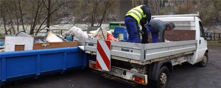 Teilnehmer des Umwelttages beim Umladen des eingesammelten Unrats in den von der Kreisverwaltung Mayen-Koblenz bereitgestellten Flachmulden-Container auf dem Trimbser Dorfplatz.Privat