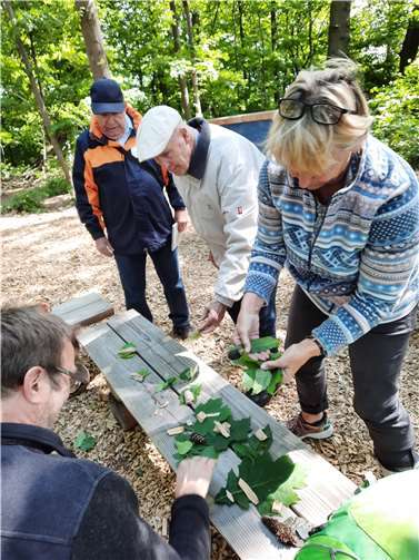 Teilnehmer des ersten Kurses im Wald: Erlebnis mit allen Sinnen.  Foto: Demenz-Netzwerke Rhein-Lahn