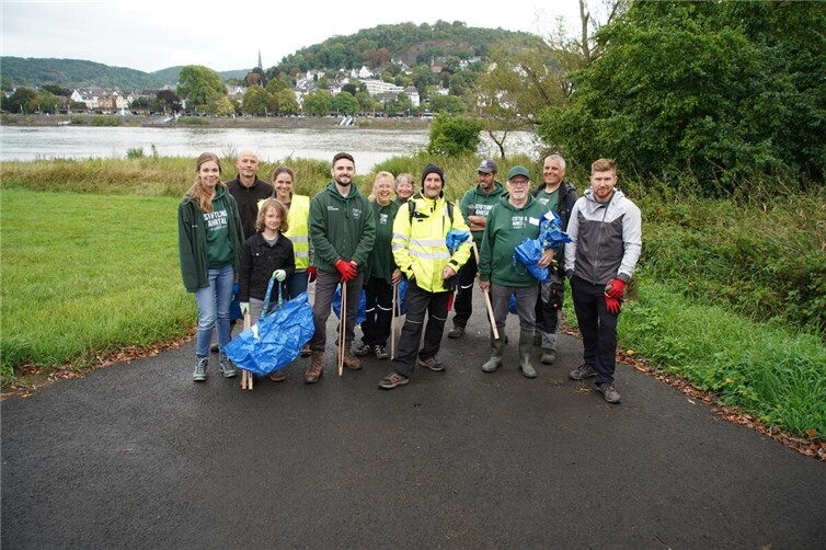 Teilnehmer eines vergangenen RheinCleanUps der Stiftung Ahrtal. Auch zum Ehrentag engagiert sich die Stiftung wieder für Umwelt und Gemeinschaft.