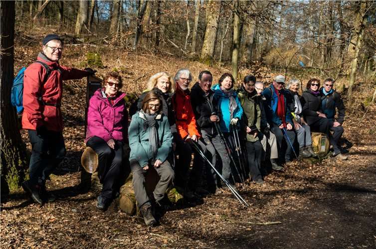 Teilnehmer genießen die Rast in der Sonne. Quelle: Eifelverein Untermosel