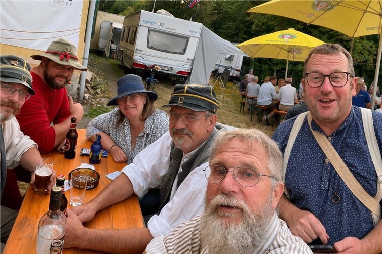 Teilnehmer in Westernkleidung