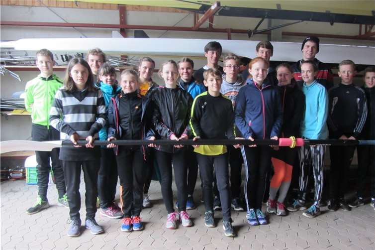 Teilnehmer mit Helfern des Ruderlagers im „Hermann Schmitz“ -Bootshaus im Ortsteil Treis.  privat