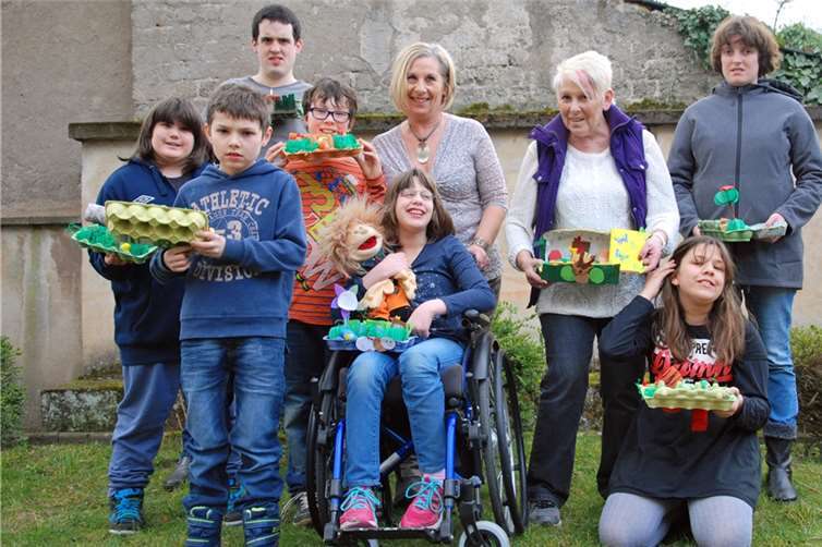 Teilnehmer und Betreuer der Osteraktionstage präsentieren gemeinsam die gebastelten Osterüberraschungen. Ambulante Dienste der St. Raphael CAB, Mayen