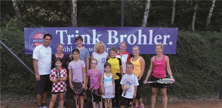 Teilnehmer und Betreuer des ersten Tennis-Camps in Eich (1. Reihe v.l.): Thea Roguljic, Leandra Schlaus, Oriane Grossmann, Iva Roguljic, Marc Braun und 2. Reihe (v.l.): Oliver Lescher, Daniela Schlaus, Nick Hellinger, Sabine Alken, Matthis Hellinger, Kathrin Alken, Franziska Seul und Dinah Roguljic. privat