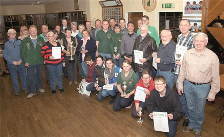 Teilnehmer und Geehrte der Siegerehrung des Bezirksverbands Voreifel im Bund der Historischen Deutschen Schützenbruderschaften. Hans-Josef Merzenich