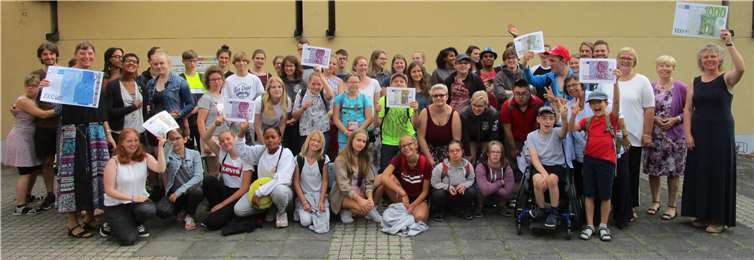 Teilnehmer und Teilnehmerinnen sowie die Betreuer und Betreuerinnen bedanken sich für die großzügige Spende.privat