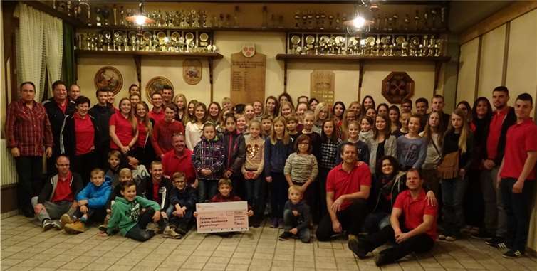 Teilnehmer und ehrenamtliche Helfer bekamen einen Scheck als Zuschuss überreicht. privat