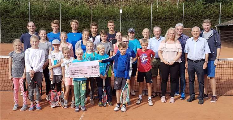 Teilnehmer und ehrenamtliche Helfer des Sommercamps.TC Schwarz-Weiß Heimerzheim