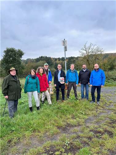 Teilnehmer (v.l.n.r.) Rainer Gütschow-Buczynska (Westerwaldverein), Jennifer Kothe (VG Wirges), Annette Marciniak-Mielke (Ortsbürgermeisterin Helferskirchen), Bernhard Görg (Westerwaldverein), Oliver Götsch (Bürgermeister der VG Selters), Thomas Petmecky (Erster Beigeordneter Ortsgemeinde Quirnbach), Andres Höver (Ortsbürgermeister Ewighausen), André Philippi (Ortsbürgermeister Maxsain).  Foto: Nienke Strüder (VG Selters)