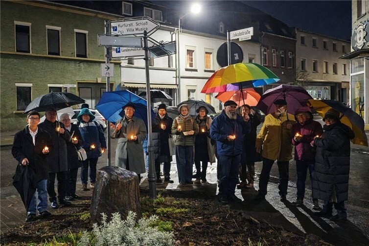 Teilnehmergruppe am Gedenkstein.  Foto: Ferhat Cato