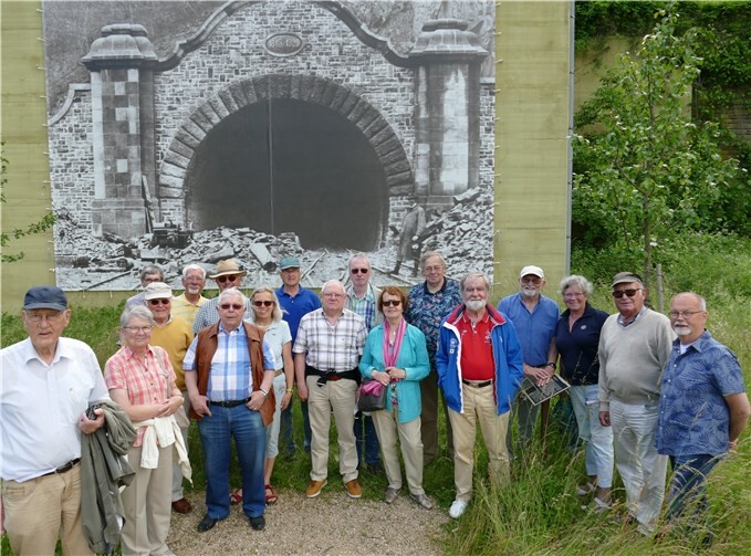 Teilnehmergruppe vor dem „angedeuteten“ ehemaligen Eingang des Trotzenbergtunnels.Foto: J. Schumacher