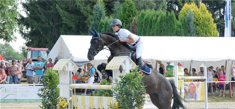 Teilnehmerin des Spring- und Dressurfestivals bei einem Sprung. privat