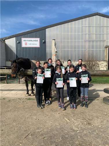 Teilnehmerinnen VA9, VA7, VA3 und Longierabzeichen.