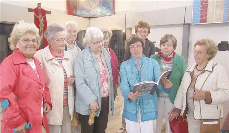 Teilnehmerinnen an der öffentlichen Führung in der Kapelle des Marienhaus Klinikums St. Josef.privat
