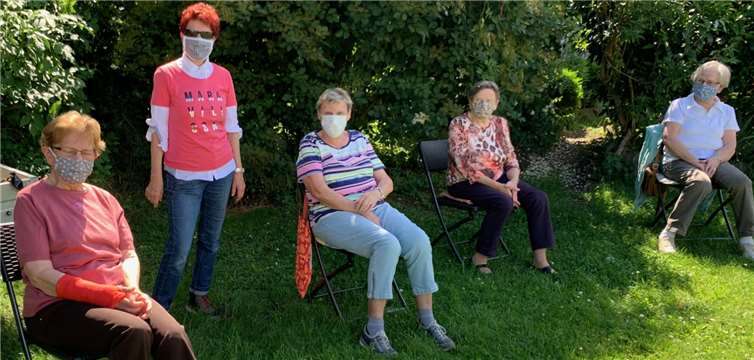 Teilnehmerinnen bei der ersten Bewegungsstunde auf dem Bungert. Foto: Pro-Mendig e.V.