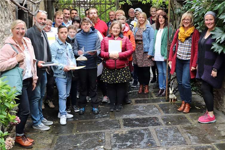 Teilnehmer/innen der Berufsbildungsmaßnahme und Mitarbeiter/innen der Caritas Werkstätten bei der Feierstunde in Kobern-Gondorf.  Foto: Caritas Werkstätten, Polch