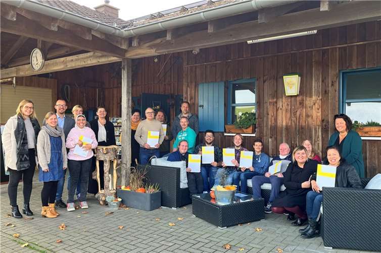 Teilnehmer/innen der Berufsbildungsmaßnahme und Mitarbeiter/innen der Caritas Werkstätten bei der Feierstundeim Bahnhof Engeln.
