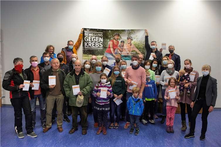 Teilnehmer*innen der diesjährigen Abschlussveranstaltung „Fit in den Sommer – Deutsches Sportabzeichen erlangen und gleichzeitig helfen“.Foto: Jan von Uxkull-Gyllenband