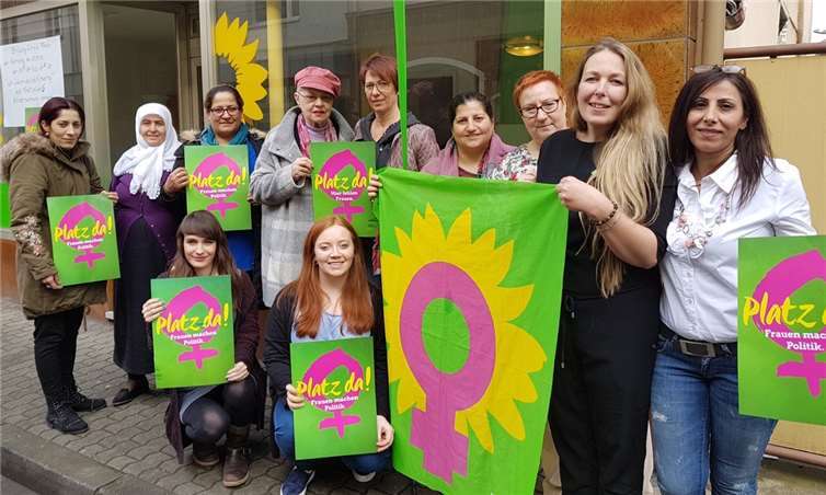 Teilnehmerinnen des Frauenfrühstücks setzten ein Zeichen für mehr Frauen in der Politik.  prikvat