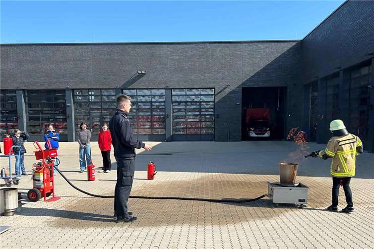 Teilnehmerinnen des Girls´Days in der städtischen Berufsfeuerwehr bei einer Übung mit dem Brandtrainer.  Foto: Stadt Koblenz / Marion Hallermann