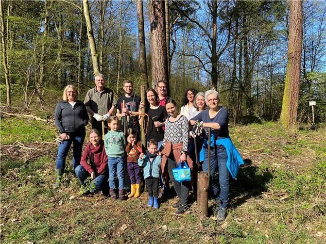 Teilnehmerinnen und Teilnehmer an der Pflanzaktion im Jubiläums- und Hochzeitswald im Stadtwald Koblenz. Foto: Stadt Koblenz / Miriam Nass