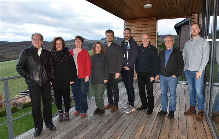 Teilnehmerinnen und Teilnehmer der Klausurtagung (v.l.): Dr. Karl-Heinz Büscher, stellvertretender Vorsitzender, Ulrike Breth, Jutta Dietz, Hedwig Toth-Schmitz, 1. Vorsitzende, Holger Hein, Beisitzer, Sebastian Keßler, Beisitzer, Albert Dietz, Werner Röhrig, Simon Breidbach.Foto: HVD Rheinland-Pfalz/Saarland e. V.