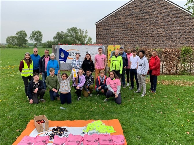 Teilnehmerinnen und Teilnehmer der Sternfahrt beim Treffpunkt am Rastplatz der Apfelroute am Campus Klein-Altendorf. Foto: Gemeinde Swisttal