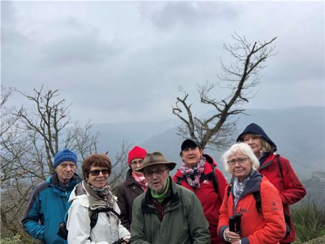 Teilnehmerinnen und Teilnehmer der Wanderung genießen den Ausblick. Foto: privat