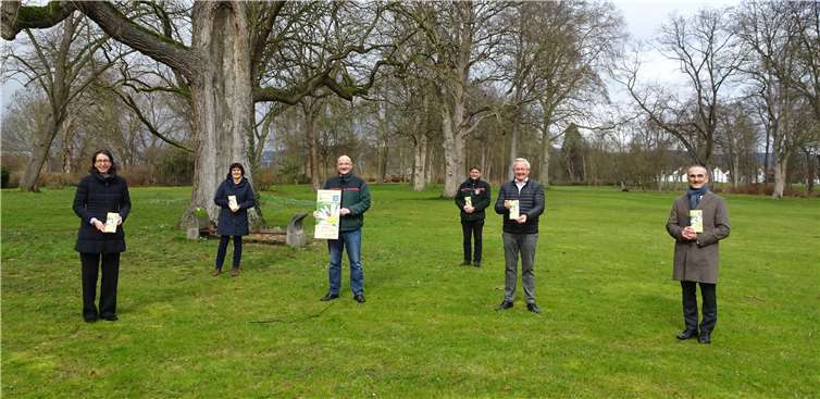Teilnehmer*innen (v. links): Fürstin Isabelle zu Wied (1. Vorsitzende des Naturparks), Irmgard Schröer (Geschäftsführerin Naturpark Rhein-Westerwald), Uwe Hoffmann (Direktor Forstamt Dierdorf), Gerhard Willms (Förster und WaldpädagogeForstamt Dierdorf), Achim Hallerbach (2. Vorsitzender des Naturparks),Dr. Hermann-Josef Richard (Vorsitzender des Vorstand Sparkasse Neuwied).
