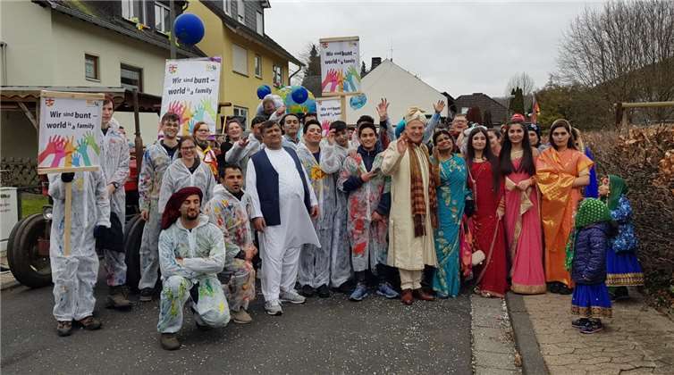 Teils in traditionsgemäßer Kleidung zog die Gruppe durch die Dieblicher Straßen. Foto: privat