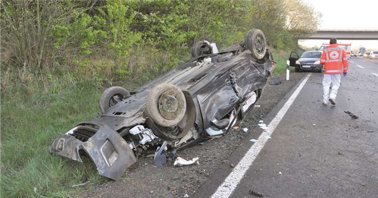 Teils schwere Verletzungen zogen sich die Insassen dieses Pkws zu. WinklerTV/www.winklerTV.de