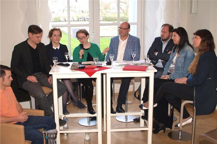 Teilten ihre Erfahrungen (v.l.): Roman Küffner, Astrid Fries, Petra Lötschert (Moderation), Frank Hoffbauer, Friedrich Bastian, Kristina Haxel, Anna Mari, Knerr.