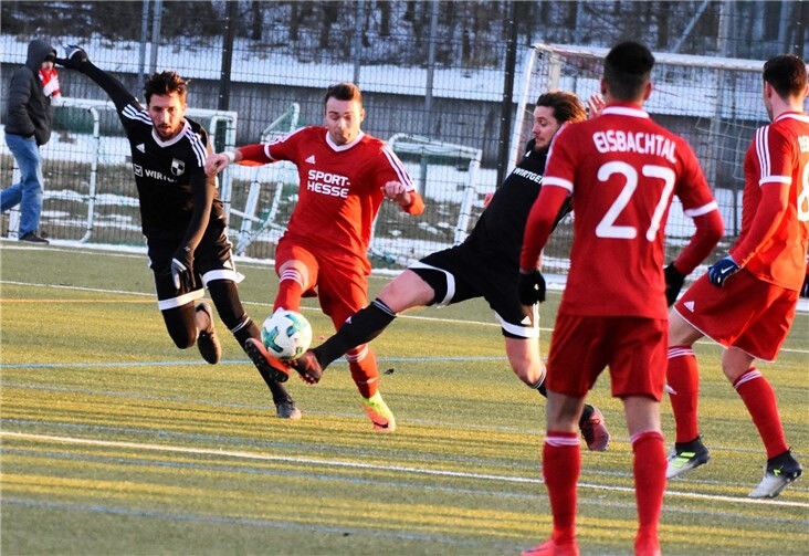 Teilweise dick vermummt kämpften sich Zuschauer und Spieler durch die frostigen Stunden beim 4:1-Sieg der Eisbären über den SV Windhagen. TH