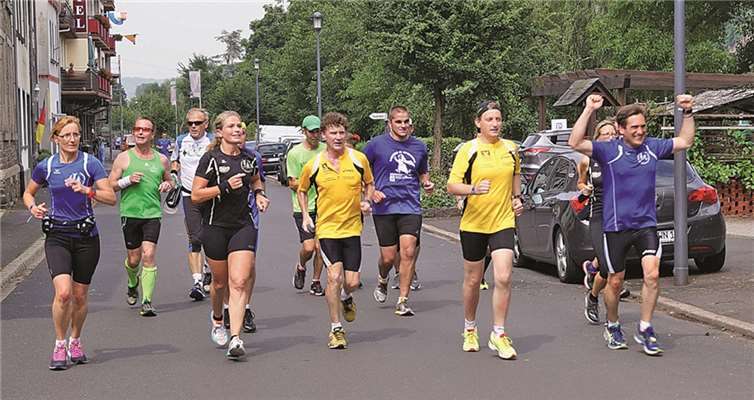 Teilweise in kleinen Gruppen erreichten die Hospizlauf-Teilnehmer Moselkern.MT