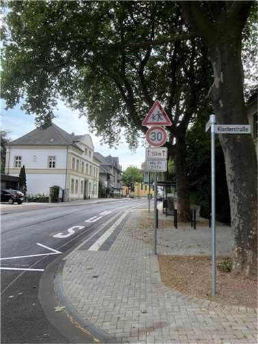 Tempo 30 auf der Rathausstraße – im Bereich der Haltestelle „Seniorenpark“.