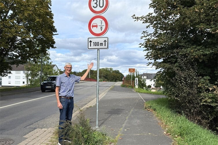 Tempo 30 und Überholverbot für Radfahrer und andere Zweiräder auf der Ahrbrücke Kölner Straße: Der Ortsbeirat bittet alle Autofahrer, die neue Verkehrsregelung konsequent einzuhalten.