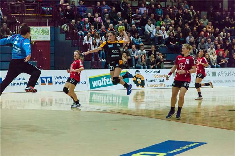 Tempohandball vom Feinsten – wie hier vollendet von Kelly Vollebregt – wollen die Vulkan-Ladies auch am Sonntag wieder zeigen. Fotos: SHU