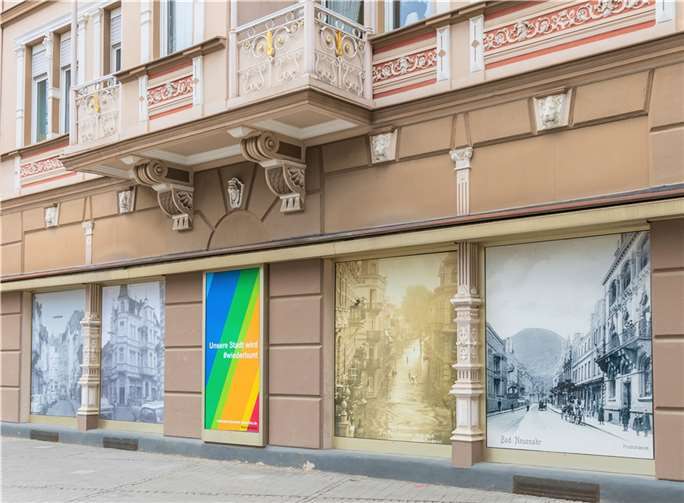 Temporäre Beklebung der Schaufenster leerstehender Ladenlokale.