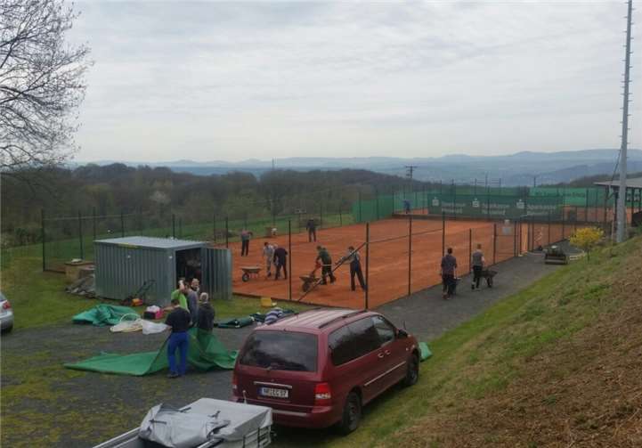 Tennis Platzaufbau beim SCK. Privat