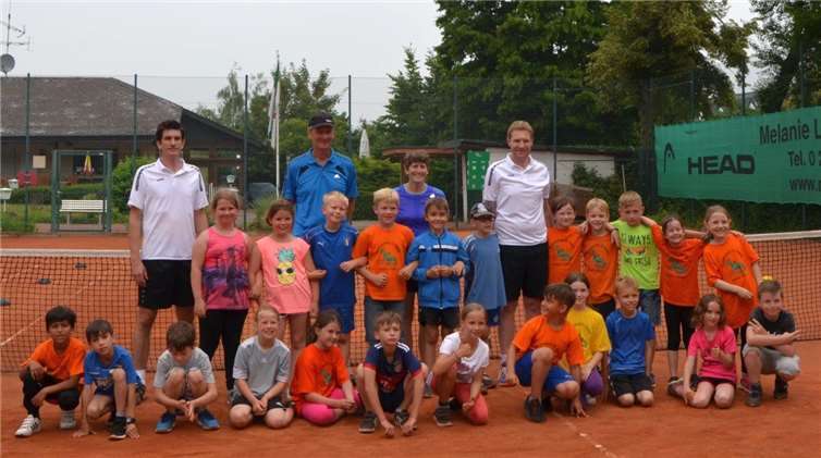 Tennis-Schnuppertraining anstatt „normalem“Sportunterricht – ein großer Spaß für die Grundschüler.  privat