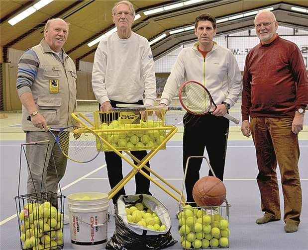 Tennisbälle für Afrika: Gusti Erdel (links) bedankte sich bei Dr. Konrad Fischer (2. v.l.), dem Vorsitzenden des ATC und Tennistrainer Sascha Müller (3. v.l.) für Spenden zugunsten von Waisenkindern in Afrika.privat