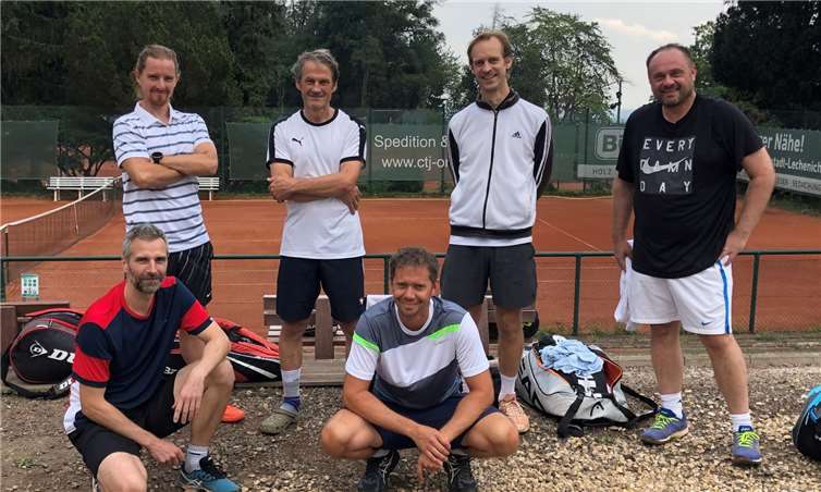Tennisspaß trotz Niederlage: v.l. (stehend): Bastian Nuhn, Valentin Eisch, Heiko Perkuhn, Dieter Esser, (knieend): Stefan Conrad, MF Ralf Esser. Foto: privat