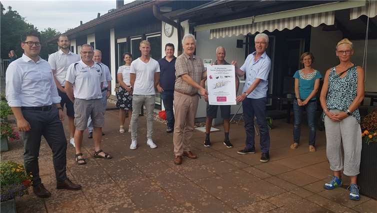Tennisvorstände, Schirmherr und Hauptsponsoren geben den Startschuss für die 13. offenen Rheinbacher Tennis-Stadtmeisterschaften. Foto: privat