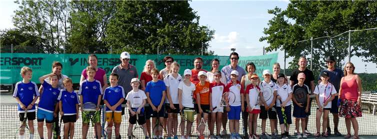 Tennolinos mit den Eltern. Rechts außen die Betreuer der Gastgeber Jugendwartin Ulla Kreutz und Daniel Stein. privat