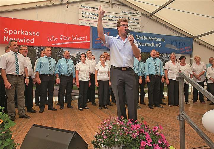 Buntes Programm wurde geboten Tenor Johannes Kalpers unterhielt das Festzelt.