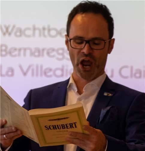 Tenor Nico Heinrich gestaltet den ersten musikalischen Beitrag.